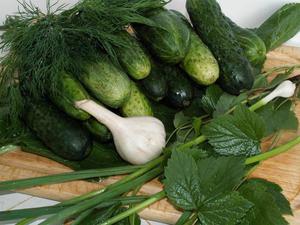 Список ингредиентов для закатанных огурцов и лука