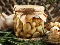 Маринованные зубчики чеснока
