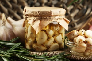 Маринованные зубчики чеснока