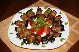 Вкусные рулетики из баклажан