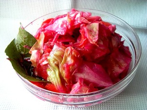 Маринованная капуста кусочками - еще один популярный вариант заготовок