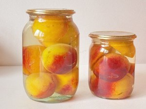 Персики в банках