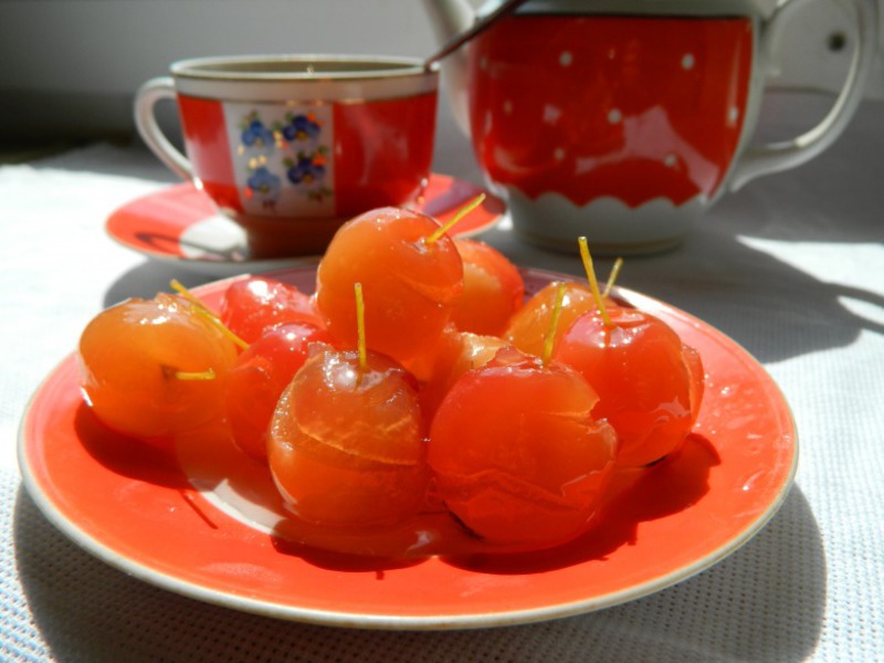 Варенье из райских яблок на блюдце - красиво и вкусно Готовое варенье из райских яблок выглядит очень красиво