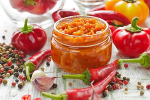 Аджика с яблоками и морковью  - рецепт заготовки