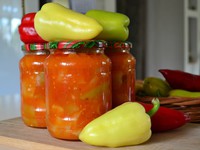 Способы приготовления сладкого перца на зиму в томатном соке или соусе