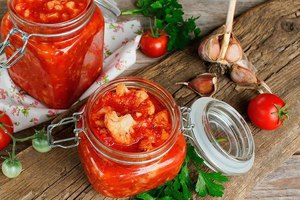 Рецепт салата на зиму из цветной капусты в томате