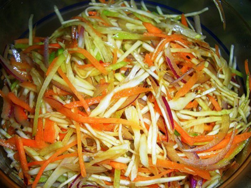 Салат из зеленой редьки и овощей Зеленая редька с овощами - салат низкокалорийный.