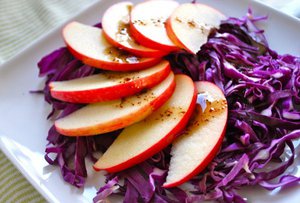 Салат из капусты с яблоками