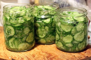 Вкусный салат из огурцов  которые уже не свежие