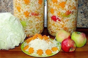 Рецепт острой маринованной капусты на зиму с кислыми яблоками и морковью