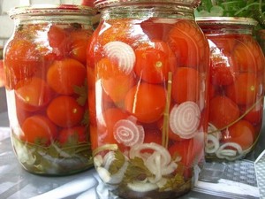 Помидоры консервированные с луком и петрушкой - рецепт