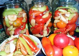 Вкусные помидоры с яблокам в маринаде - рецепт на зиму