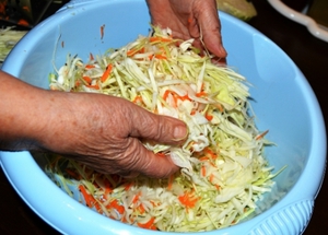 Как солить капусту - вкусные рецепты на зиму