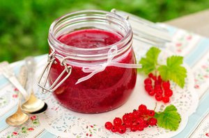 Красная смородина, протертая с сахаром на зиму