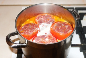 Фаршированный перец в сметане с мясом и рисом