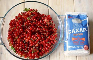 Холодное варенье из смородины - перетираем ягоды с сахаром.