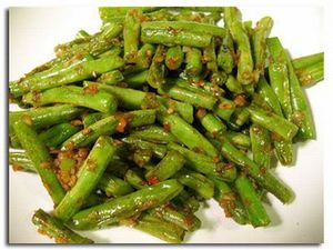 Приготовленная спаржевая фасоль с овощами