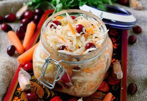 Квашеная капуста с клюквой