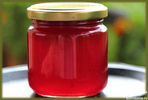 Желе из смородины в банке