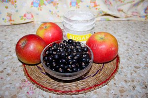 Компот из черной смородины с яблоками