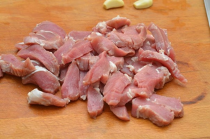 Нарежьте мясо небольшими кусочками