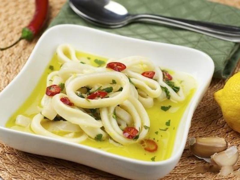 Маринованные кальмары в оливковом масле