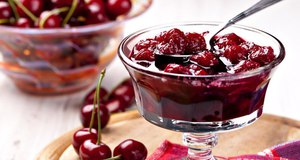 Вазочка вишневого варенья
