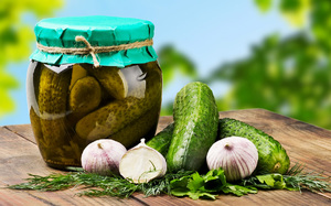 Маринованные огурчики с чесноком