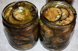 Баклажаны в банках