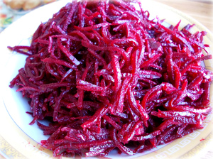 Салат из свеклы с мясом и кетчупом