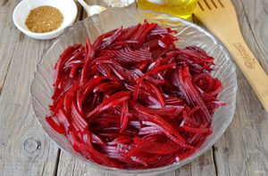 Сырая маринованная свекла