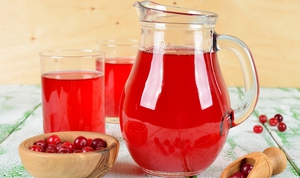 Стаканы и кувшин с ягодным морсом