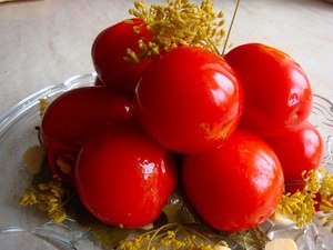 Соленые помидоры в банке
