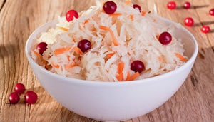 Квашенная капуста с клюквой