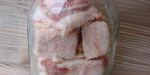 Сало с стеклянных банках