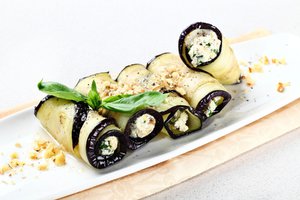 Запечённые рулетики с фаршем