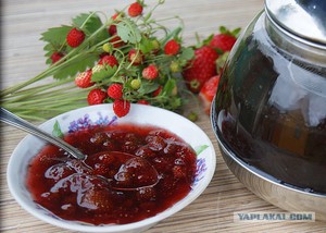 Сырое варенье из земляники