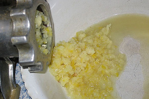 Лимон с сахаром на мясорубке