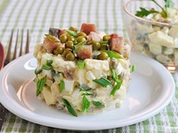 Легкие салаты с рыбой скумбрией