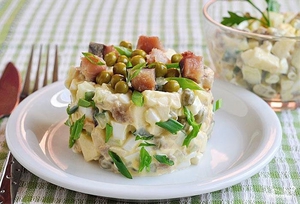 Легкие салаты с рыбой скумбрией