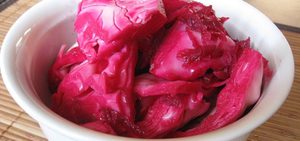  квашеная капуста крупными кусками со свеклой