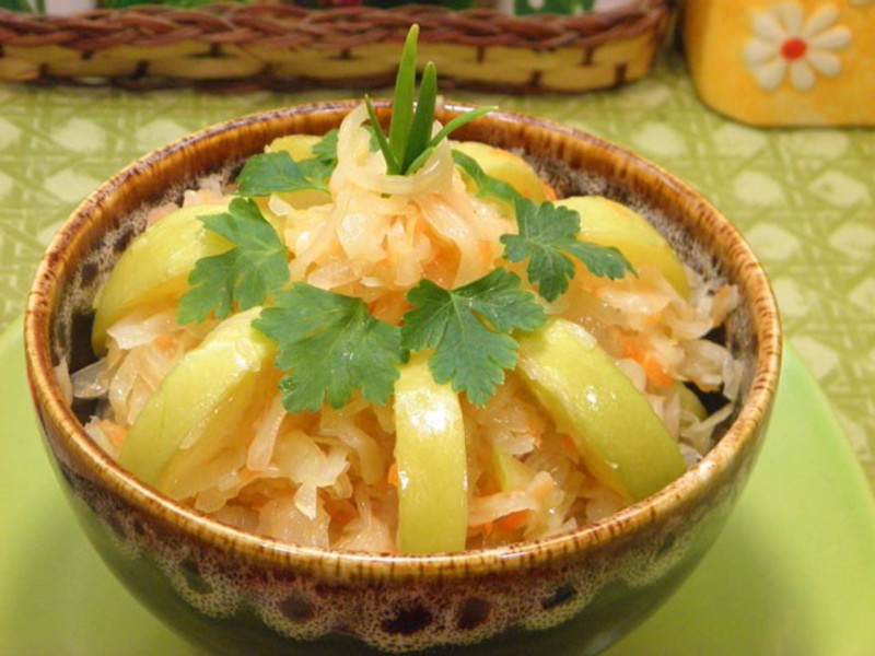 Квашеная капуста с яблоками
