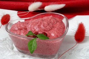 Свежая клюква с сахаром на зиму