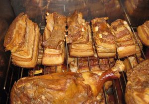 Процесс копчения грудинки