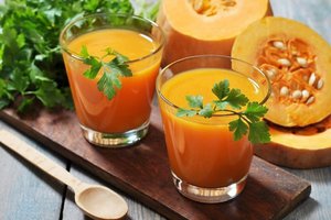 С помощью соковыжималки