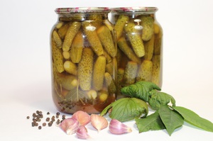 Огурцы с марковкой и луком.