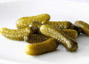 Маринованые огурчики прекрасное лакомство.