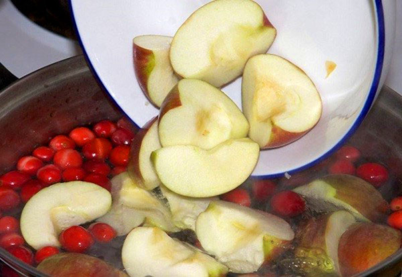 Компот из мороженой вишни с яблоками