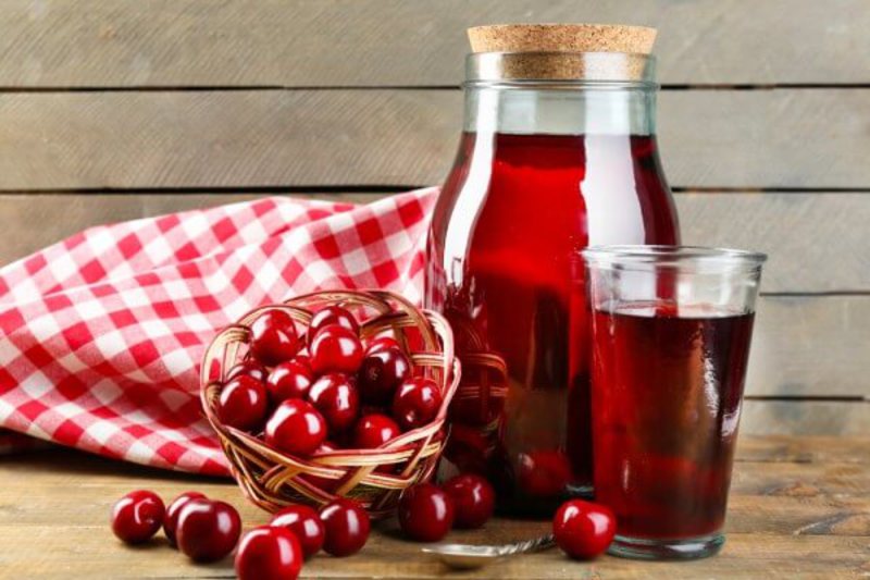 Вишневый компот с корицей
